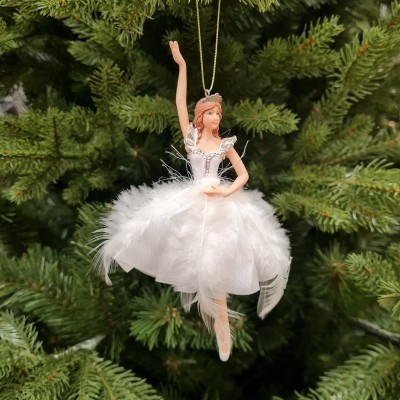 Baletnica na choinkę w białej sukience z piórami