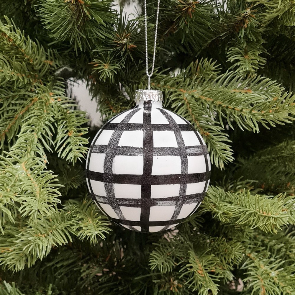 Bombka choinkowa szklana biało - czarna w kratę 8 cm Bombka choinkowa szklana biało - czarna w kratę 8 cm